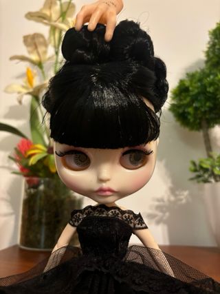 Muñeca Blythe fake vestida de Miércoles en baile 