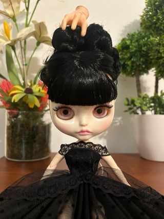 Muñeca Blythe fake vestida de Miércoles en baile 