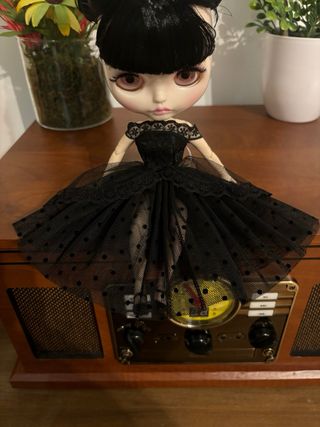 Muñeca Blythe fake vestida de Miércoles en baile 