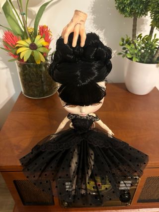 Muñeca Blythe fake vestida de Miércoles en baile 