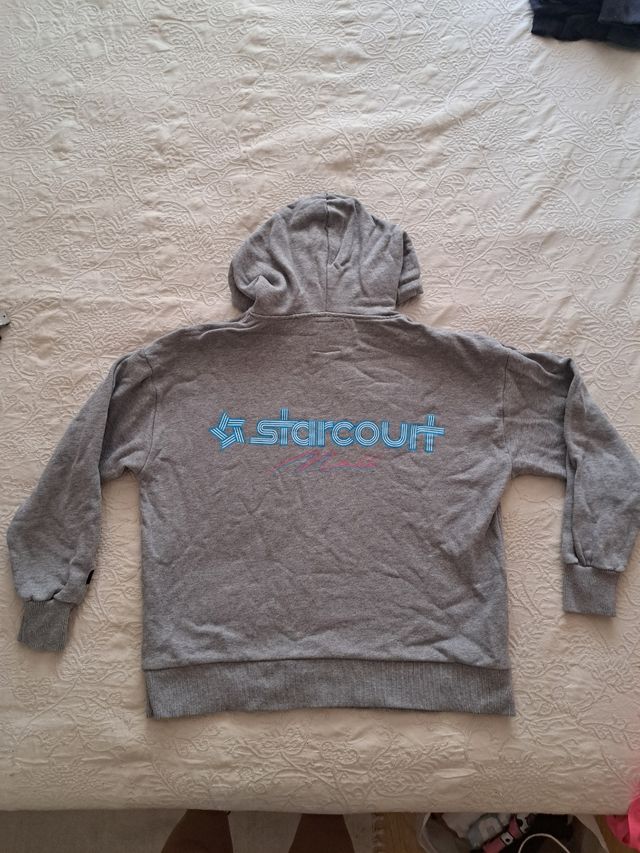 Sudadera Stranger Things Gris con capucha.