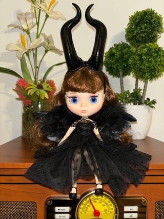 Muñeca Blythe fake vestida de Maléfica