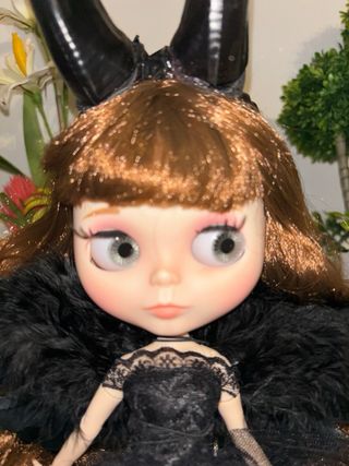 Muñeca Blythe fake vestida de Maléfica