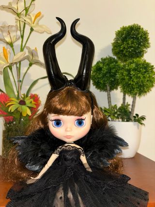 Muñeca Blythe fake vestida de Maléfica