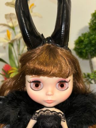 Muñeca Blythe fake vestida de Maléfica