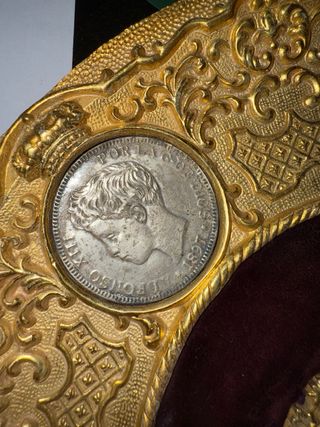 Plato Bronce antiguo con monedas plata