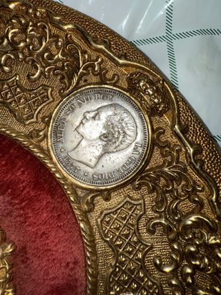 Plato Bronce antiguo con monedas plata