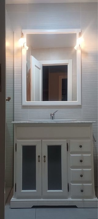 Mueble baño blanco con espejo
