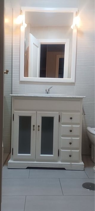 Mueble baño blanco con espejo