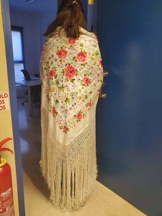 Mantón Manila bordado flores