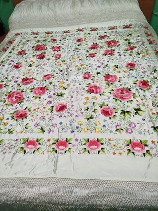 Mantón Manila bordado flores