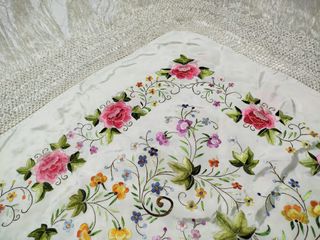Mantón Manila bordado flores