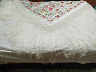 Mantón Manila bordado flores