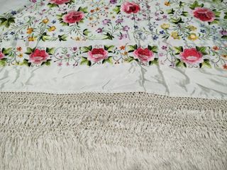 Mantón Manila bordado flores