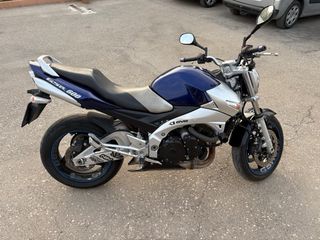 Suzuki GSR 600 azul y plata