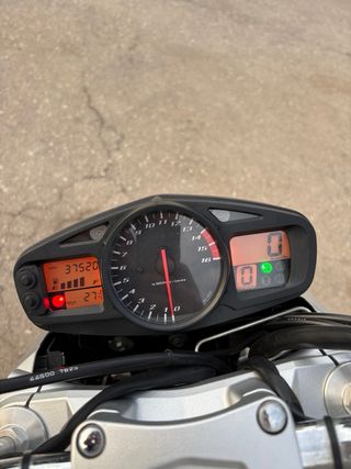 Suzuki GSR 600 azul y plata