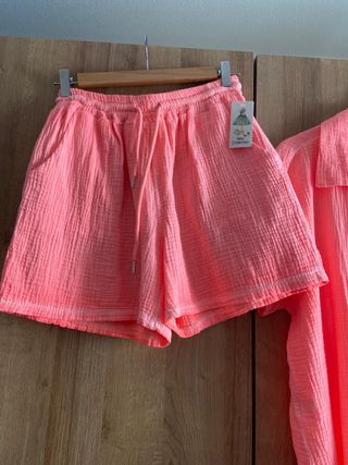 Conjunto corto rosa neón