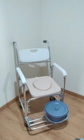 Silla inodoro con ruedas