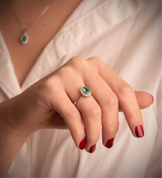 Anillo oro blanco 18kt esmeralda y diamantes