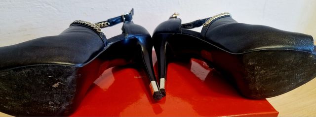 Sandali con tacco neri con catena