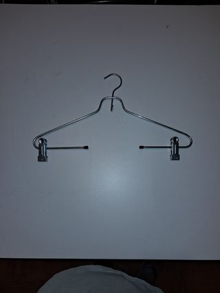Percha metálica para traje