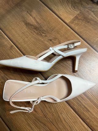 Tacones blancos elegantes