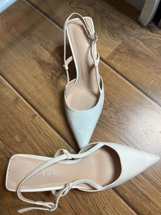 Tacones blancos elegantes