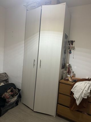 Armario madera beige. 
