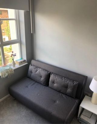 Sofá cama gris de la marca MADE.