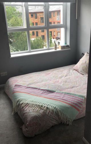 Sofá cama gris de la marca MADE.