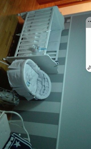 Moises bebé gris y blanco con colchon.