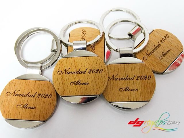 Llaveros madera grabados
