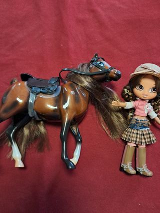 Bambola e Cavallo Giocattolo