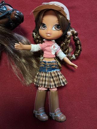 Bambola e Cavallo Giocattolo