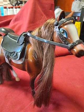 Bambola e Cavallo Giocattolo