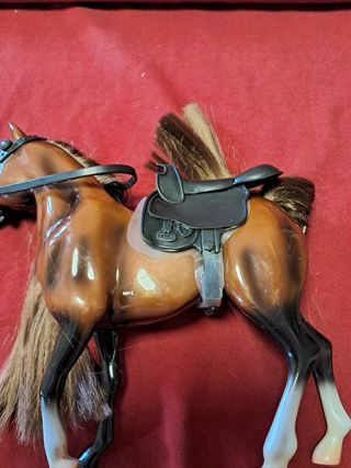 Bambola e Cavallo Giocattolo