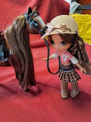 Bambola e Cavallo Giocattolo