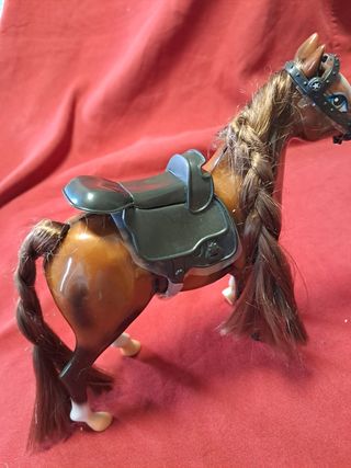 Bambola e Cavallo Giocattolo