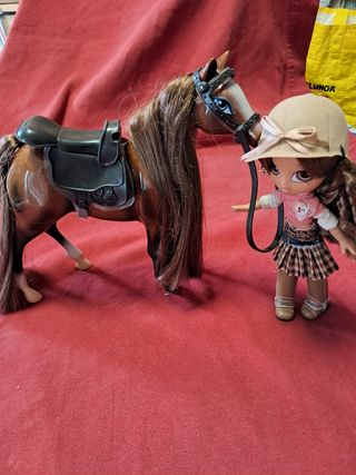 Bambola e Cavallo Giocattolo