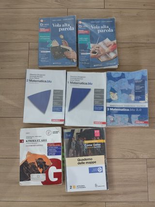 Diversi libri scolastici per scuole superiori