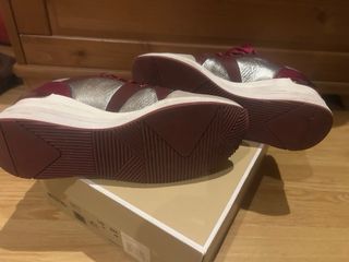 Zapatillas Michael Kors rojas y beige
