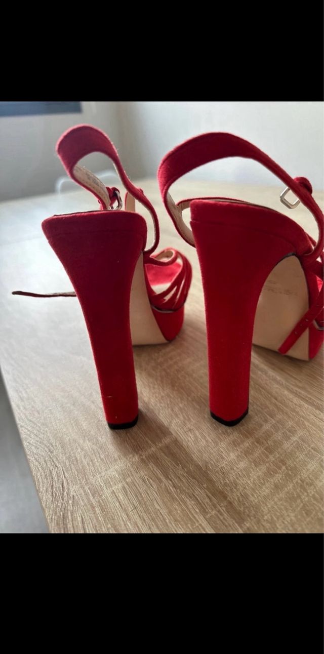 Sandalias rojas Zara - Tacón alto
