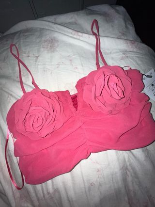 Top rosa con flores