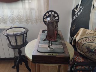 Máquina coser antigua de metal y madera