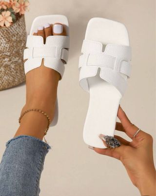 Sandalias blancas planas