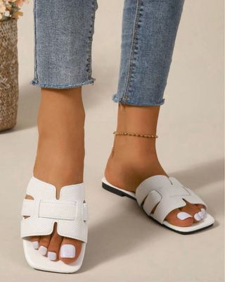 Sandalias blancas planas