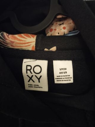 Sudadera negra capucha multicolor