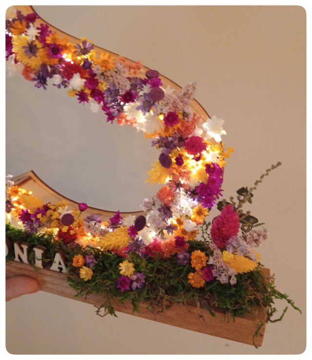 Letra S  con flores secas y preservadas iluminada