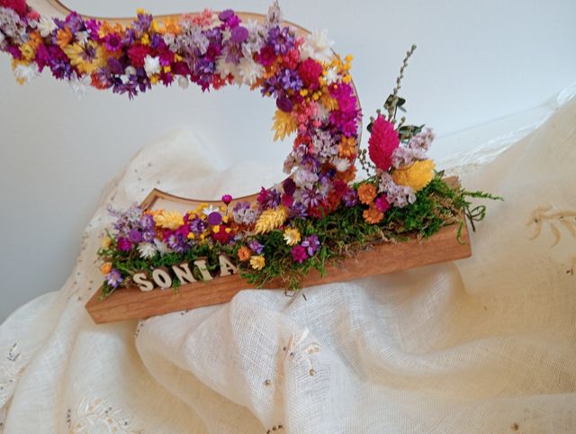 Letra S  con flores secas y preservadas iluminada