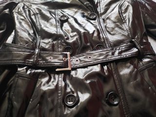 Gabardina negra impermeable